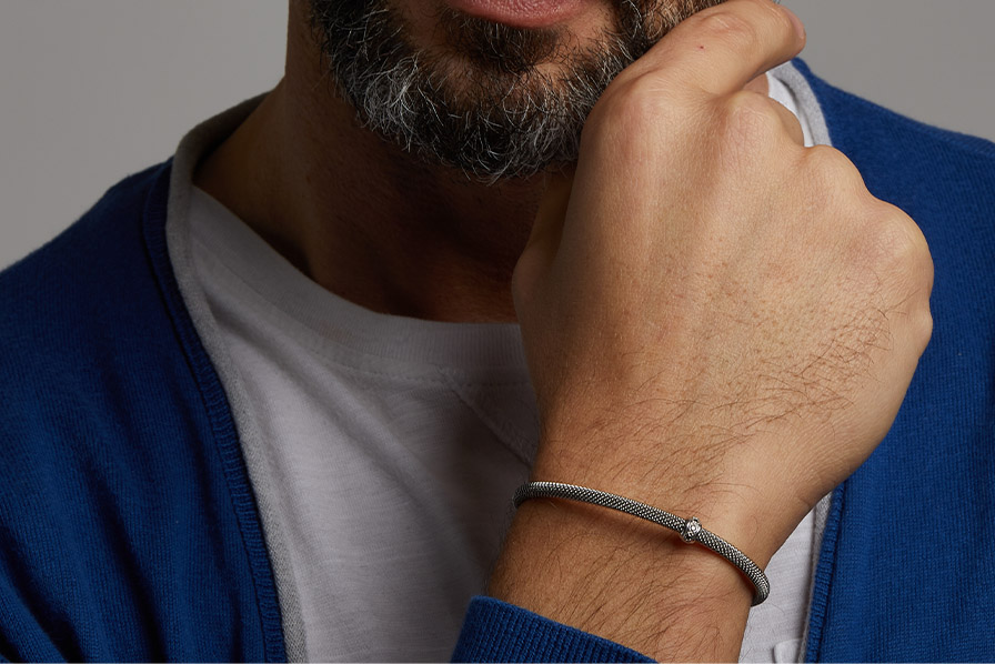 Detalle de la malla de acero tejida de una pulsera Borsari de la colección Damantik