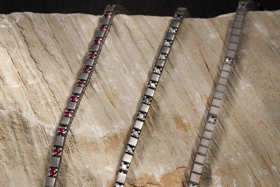 Colgante Borsari de la colección Tennis en titanio con piedra engastada