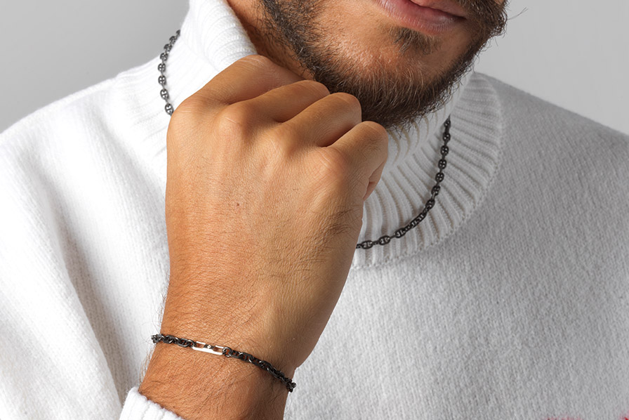 Pulseras Borsari de la colección Torque en plata 925, de hombre y de mujer, en la vitrina de DeMaio Joyería