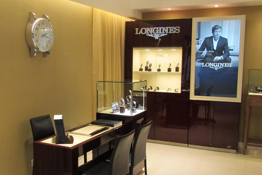 Vitrina de Longines en el showroom de DeMaio Joyería, Macacha Güemes 378, Puerto Madero