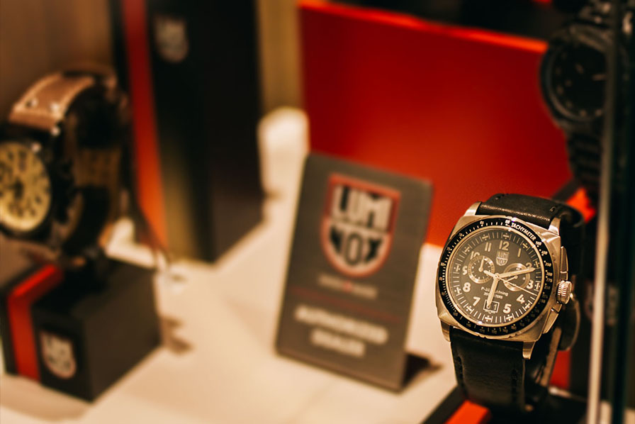 Vitrina con relojes Luminox en el showroom de DeMaio Joyería en Puerto Madero
