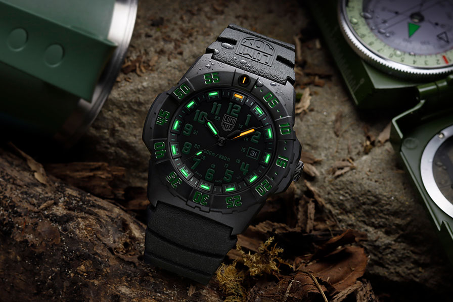 Reloj Luminox Navy SEAL Colormark con bisel unidireccional y caja en CARBONOX