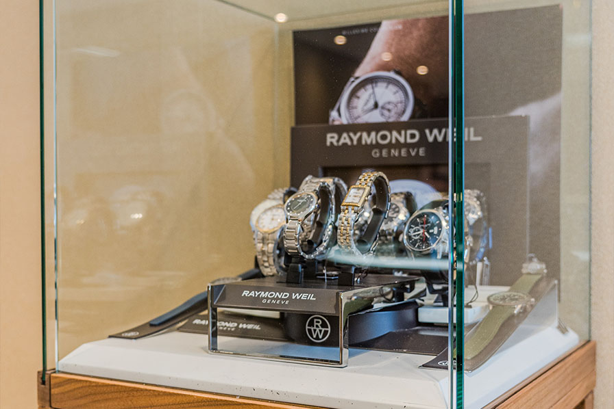 Vitrina de Raymond Weil en el showroom de DeMaio en Puerto Madero