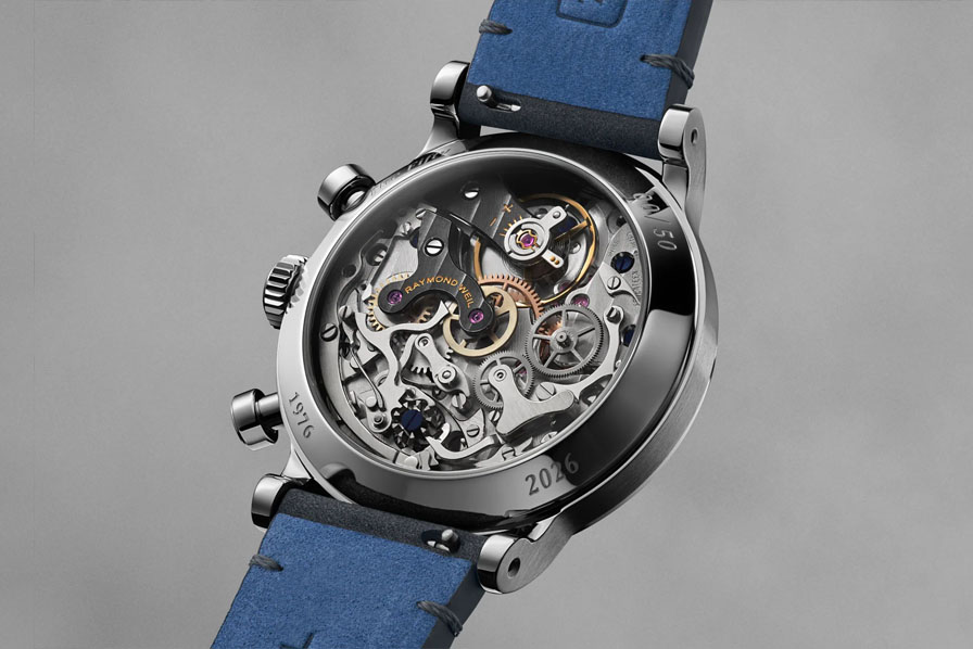 Fondo de caja de un reloj mecánico Raymond Weil con el calibre visible y el grabado 1976 y 2026