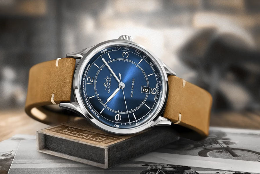 Mido Multifort Patrimony, dial azul y correa de cuero marrón, en la muñeca